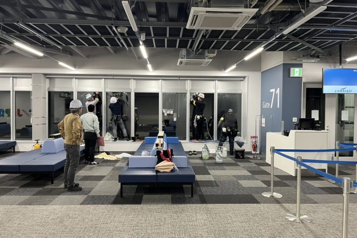 下部は劣化した飛散防止フィルムの剥離風景、上部は新たな遮熱フィルムを貼り終えた透明感のある窓。その対比が一目で分かります。